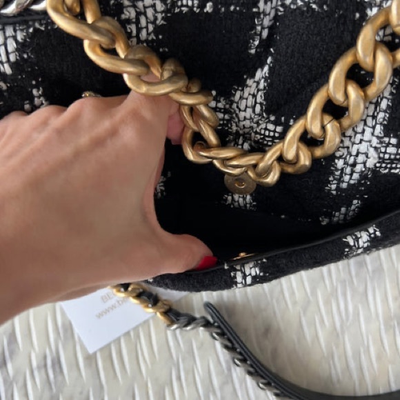CHANEL 19 BAG (AUTHENTIC) - Picture 5 of 12